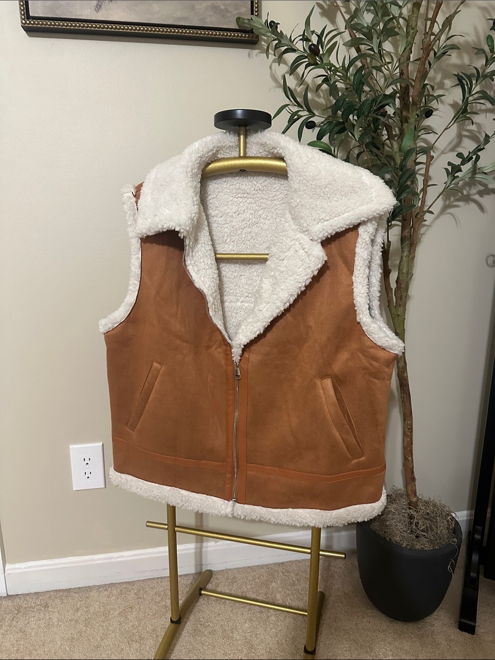 ✨NWT✨ Women's Tan Faux Suede Vest with Cream Sherpa Lining